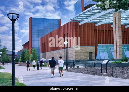 Ann Arbor, Michigan - 28. August 2022: Der Campus der University of Michigan mit dem farbenfrohen Gebäude der Ross School of Business Stockfoto