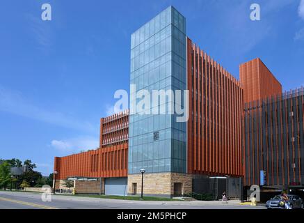 Ann Arbor, Michigan - 28. August 2022: Der Campus der University of Michigan mit dem farbenfrohen Gebäude der Ross School of Business Stockfoto