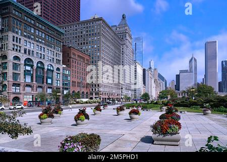 Chicago, USA - August 2022: Die Skyline von Chicago blickt vom Congress Plaza auf der Michigan Avenue nach Norden Stockfoto