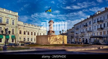Jekaterininskaja-Platz mit einer sich entwickelnden ukrainischen Flagge auf einem leeren Sockel. Odessa Ukraine Stockfoto