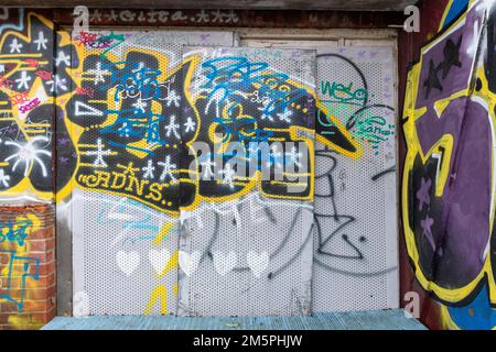 Graffiti auf dem geschlossenen und verwundeten Grove Pub, Lordship Lane, London, Großbritannien. 25. Dezember 2022 Stockfoto