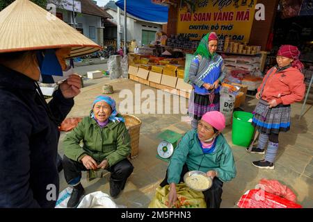 BAC Ha, Vietnam - 18. Dezember 2022: Frauen, die Reis auf dem Bac Ha-Markt in Vietnam verkaufen. Stockfoto