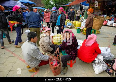 BAC Ha, Vietnam - 18. Dezember 2022: Frauen, die Reis auf dem Bac Ha-Markt in Vietnam verkaufen. Stockfoto