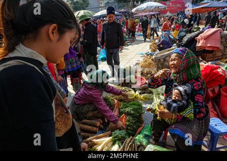 BAC Ha, Vietnam - 18. Dezember 2022: Frauen, die Gemüse auf dem Bac Ha-Markt in Vietnam verkaufen. Stockfoto