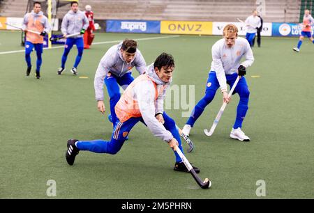 ROTTERDAM - Tijmen Reyenga (Mitte), Derck de Vilder (l) und Joep de Mol (r) der niederländischen Hockeymannschaft während des Trainings vor der Weltmeisterschaft. ANP IRIS VAN DEN BROEK niederlande raus - belgien raus Stockfoto