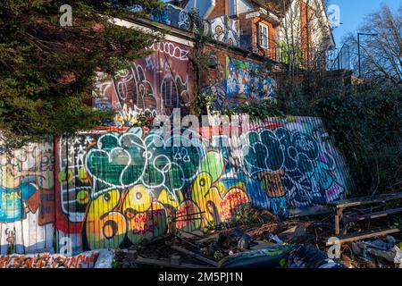 Müllfliege, die draußen umkippte, wurde geschlossen und verwüstet den Grove Pub, Lordship Lane, London, Großbritannien. 26. Dezember 2022 Stockfoto