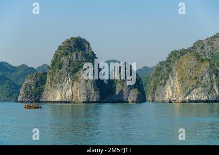 CAT Ba, Vietnam - 21. Dezember 2022: Ein Fischerboot in der Bucht von Lan Ha in Cat Ba, Vietnam. Stockfoto