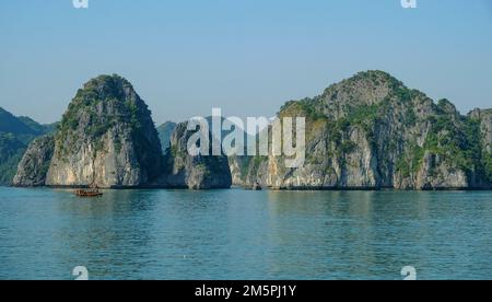 CAT Ba, Vietnam - 21. Dezember 2022: Ein Fischerboot in der Bucht von Lan Ha in Cat Ba, Vietnam. Stockfoto