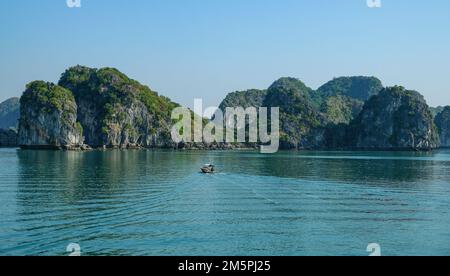 CAT Ba, Vietnam - 21. Dezember 2022: Ein Fischerboot in der Bucht von Lan Ha in Cat Ba, Vietnam. Stockfoto