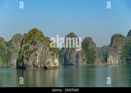 CAT Ba, Vietnam - 21. Dezember 2022: Ein Fischerboot in der Lan Ha Bay in Cat Ba, Vietnam. Stockfoto