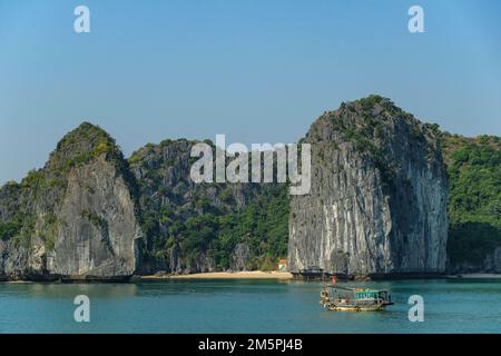 CAT Ba, Vietnam - 21. Dezember 2022: Ein Fischerboot in der Bucht von Lan Ha in Cat Ba, Vietnam. Stockfoto