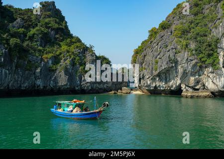 CAT Ba, Vietnam - 21. Dezember 2022: Ein Fischerboot in der Bucht von Lan Ha in Cat Ba, Vietnam. Stockfoto