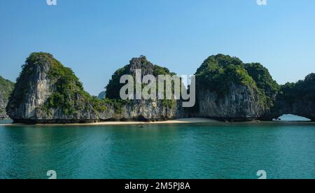 CAT Ba, Vietnam - 21. Dezember 2022: Ein Fischerboot in der Bucht von Lan Ha in Cat Ba, Vietnam. Stockfoto