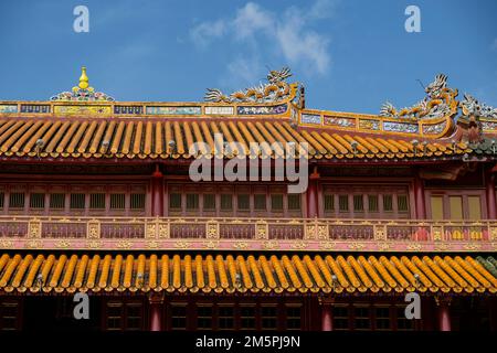Hue, Vietnam - 24. Dezember 2022: Blick auf die kaiserliche Stadt in der Zitadelle der Stadt Hue in Vietnam. Stockfoto