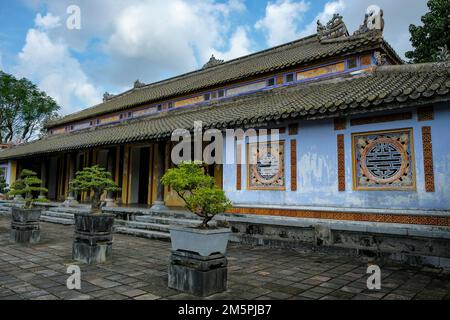 Hue, Vietnam - 24. Dezember 2022: Blick auf die kaiserliche Stadt in der Zitadelle der Stadt Hue in Vietnam. Stockfoto