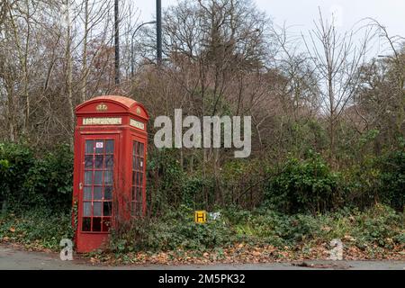 Eine unbenutzte K2 Telefonzelle an der Ecke von Sydenham Hill, London, Großbritannien. 25. Dezember 2022 Stockfoto