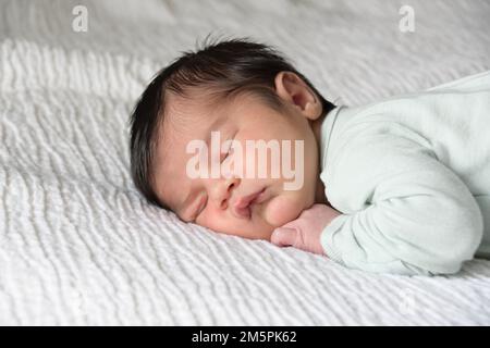 Neugeborene schlafen Stockfoto