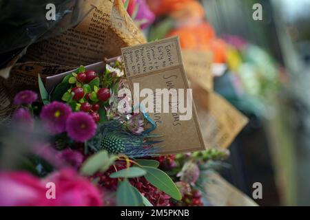 Blumen und Ehrungen vor dem Haus von Dame Vivienne Westwood in London ist die Modedesignerin im Alter von 81 Jahren gestorben. Foto: Freitag, 30. Dezember 2022. Stockfoto