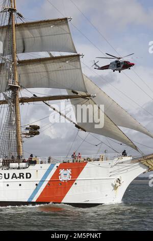 USCG Eagle zu Beginn des Großsegler-Rennens nach Sail Boston, 2017 Stockfoto