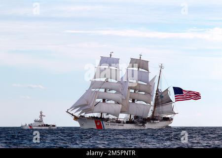USCG Eagle zu Beginn des Großsegler-Rennens nach Sail Boston, 2017 Stockfoto