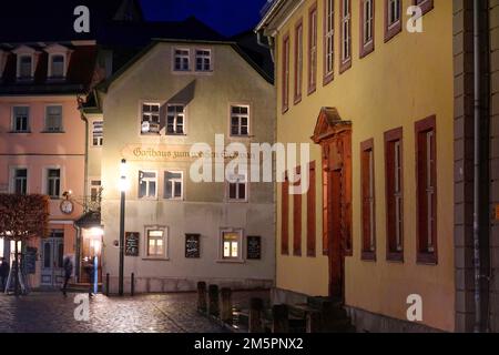 Weimar, Deutschland. 22. Dezember 2022. Das Goethehaus (r) auf dem Frauenplan am Abend, in der Mitte ist das "Gasthaus zum weißen Schwan", links das Haus von Friedrich Schiller. Johann Wolfgang von Goethe lebte im Goethehaus, das 1709 erbaut wurde, für fast 50 Jahre bis zu seinem Tod. Das Gebäude der Klassik Stiftung Weimar, das zum UNESCO-Weltkulturerbe gehört, ist Teil des Ensembles des Goethe-Nationalmuseums und soll ab 2026 renoviert werden. Kredit: Soeren Stache/dpa/Alamy Live News Stockfoto