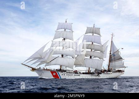 USCG Eagle zu Beginn des Großsegler-Rennens nach Sail Boston, 2017 Stockfoto