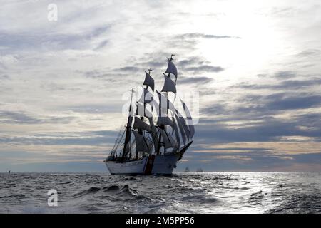 USCG Eagle zu Beginn des Großsegler-Rennens nach Sail Boston, 2017 Stockfoto