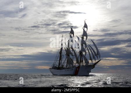 USCG Eagle zu Beginn des Großsegler-Rennens nach Sail Boston, 2017 Stockfoto