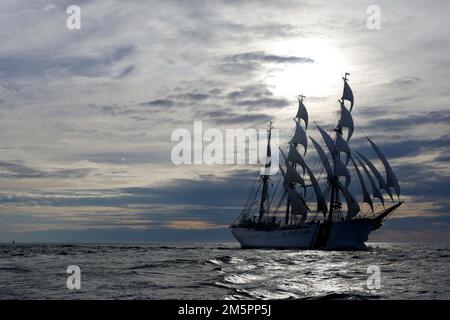 USCG Eagle zu Beginn des Großsegler-Rennens nach Sail Boston, 2017 Stockfoto