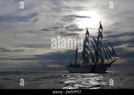 USCG Eagle zu Beginn des Großsegler-Rennens nach Sail Boston, 2017 Stockfoto