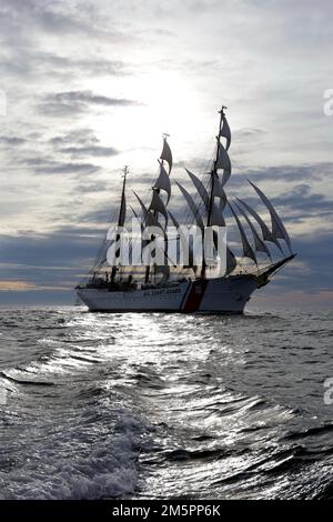 USCG Eagle zu Beginn des Großsegler-Rennens nach Sail Boston, 2017 Stockfoto