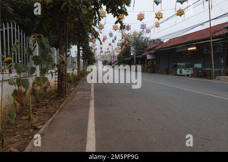 Pai, Thailand. 19. November 2022. Ruhige Straße und Nebel am frühen Morgen Stockfoto