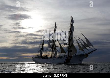 USCG Eagle zu Beginn des Großsegler-Rennens nach Sail Boston, 2017 Stockfoto