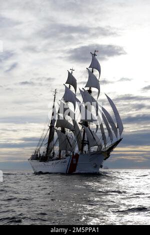 USCG Eagle zu Beginn des Großsegler-Rennens nach Sail Boston, 2017 Stockfoto