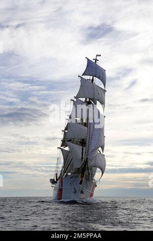 USCG Eagle zu Beginn des Großsegler-Rennens nach Sail Boston, 2017 Stockfoto