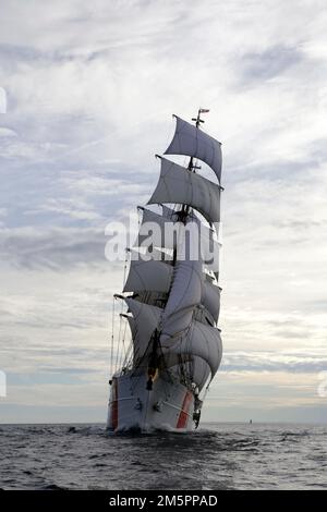USCG Eagle zu Beginn des Großsegler-Rennens nach Sail Boston, 2017 Stockfoto