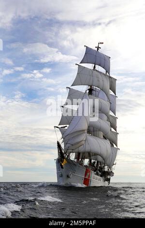 USCG Eagle zu Beginn des Großsegler-Rennens nach Sail Boston, 2017 Stockfoto