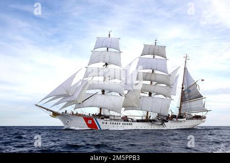 USCG Eagle zu Beginn des Großsegler-Rennens nach Sail Boston, 2017 Stockfoto