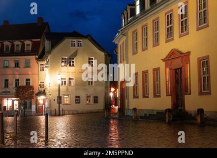 Weimar, Deutschland. 22. Dezember 2022. Das Goethehaus (r) auf dem Frauenplan am Abend, in der Mitte ist das "Gasthaus zum weißen Schwan", links das Haus von Friedrich Schiller. Johann Wolfgang von Goethe lebte im Goethehaus, das 1709 erbaut wurde, für fast 50 Jahre bis zu seinem Tod. Das Gebäude der Klassik Stiftung Weimar, das zum UNESCO-Weltkulturerbe gehört, ist Teil des Ensembles des Goethe-Nationalmuseums und soll ab 2026 renoviert werden. Kredit: Soeren Stache/dpa/Alamy Live News Stockfoto