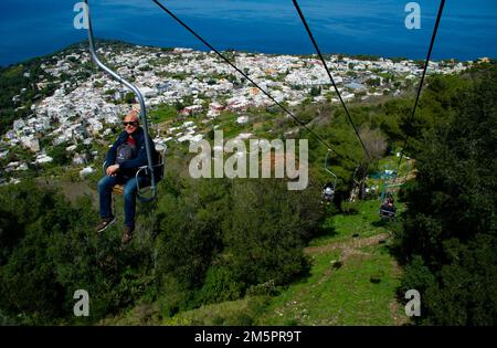 April 24 2022 - Blick auf Anacapri Italien von der Seilbahn mit vielen Touristen auf und ab und blauem Himmel, azurblaues Meer im Hintergrund Stockfoto