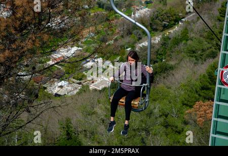 April 24 2022 - Blick auf Anacapri Italien von der Seilbahn mit vielen Touristen auf und ab und blauem Himmel, azurblaues Meer im Hintergrund Stockfoto