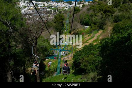 April 24 2022 - Blick auf Anacapri Italien von der Seilbahn mit vielen Touristen auf und ab und blauem Himmel, azurblaues Meer im Hintergrund Stockfoto