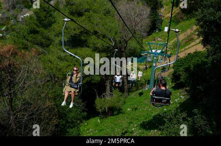 April 24 2022 - Blick auf Anacapri Italien von der Seilbahn mit vielen Touristen auf und ab und blauem Himmel, azurblaues Meer im Hintergrund Stockfoto