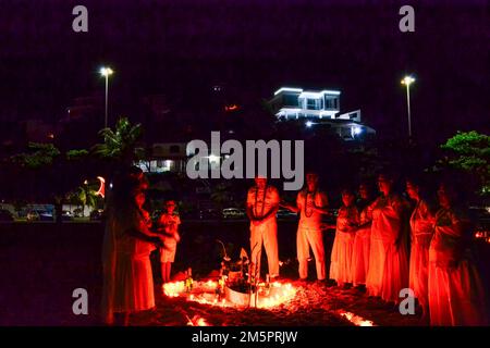 Umbanda-Religion. Am Strand von San Francisco veranstaltet eine Gruppe von Leuten eine Nachtwache bei Kerzenschein. Umbanda ist eine synkretische afro-brasilianische Religion. Stockfoto