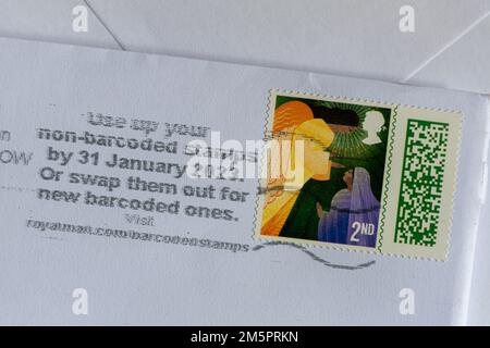 Verwenden Sie Ihre Stempel ohne Barcode bis zum 31. Januar 2023, oder tauschen Sie sie gegen neue Strichcodes aus. Die Informationen werden von Royal Mail, Großbritannien, auf Umschläge gestempelt Stockfoto