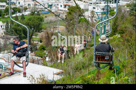 April 24 2022 - Blick auf Anacapri Italien von der Seilbahn mit vielen Touristen auf und ab und blauem Himmel, azurblaues Meer im Hintergrund Stockfoto