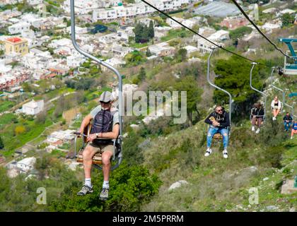 April 24 2022 - Blick auf Anacapri Italien von der Seilbahn mit vielen Touristen auf und ab und blauem Himmel, azurblaues Meer im Hintergrund Stockfoto