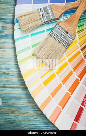 Mehrfarbige pantone-Fächerpinsel auf Holzbrettern Baukonzept. Stockfoto