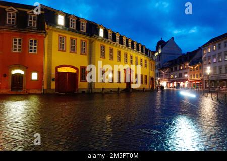 Weimar, Deutschland. 22. Dezember 2022. Das Goethehaus im Frauenplan am Abend. Johann Wolfgang von Goethe lebte im Goethehaus, das 1709 erbaut wurde, für fast 50 Jahre bis zu seinem Tod. Das Gebäude der Klassik Stiftung Weimar, das zum UNESCO-Weltkulturerbe gehört, ist Teil des Ensembles des Goethe-Nationalmuseums und soll ab 2026 renoviert werden. Kredit: Soeren Stache/dpa/Alamy Live News Stockfoto