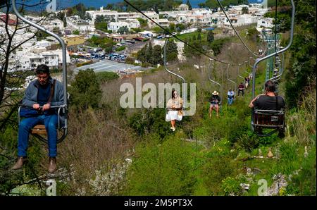 April 24 2022 - Blick auf Anacapri Italien von der Seilbahn mit vielen Touristen auf und ab und blauem Himmel, azurblaues Meer im Hintergrund Stockfoto